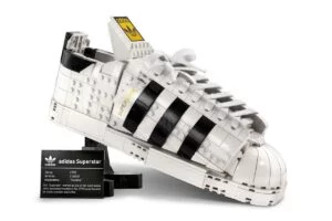 LEGO reinventa los Originals Superstar de Adidas