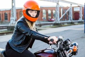 Lo que debes tomar en cuenta al escoger un casco de motociclista